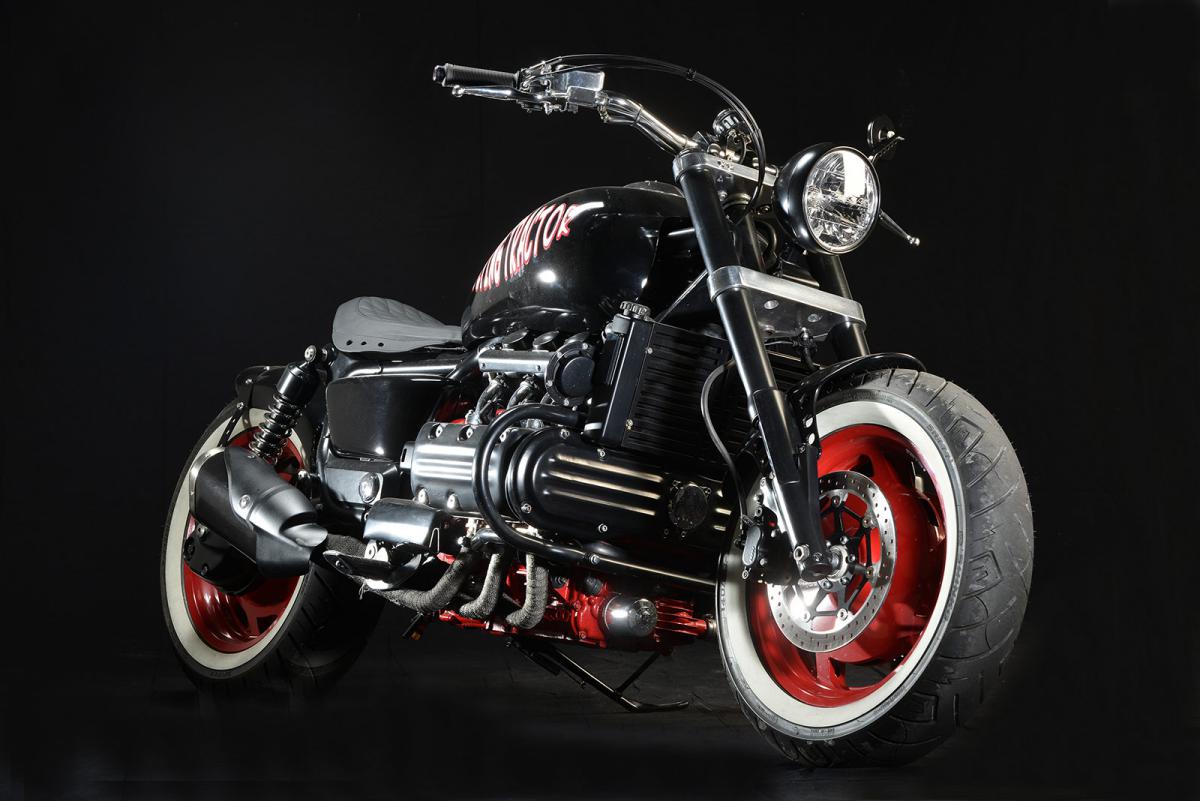 CusCustom Valkyrie moto : Face The Flying Tractor